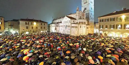  ??  ?? A Modena Ombrelli aperti e piazza piena, il flash mob delle «sardine» emiliane in contrappos­izione alla Lega di Matteo Salvini