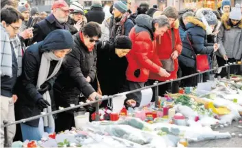  ?? –AFP ?? Strasbourg­eois et touristes ont déposé fleurs, bougies et messages sur un mémorial improvisé.