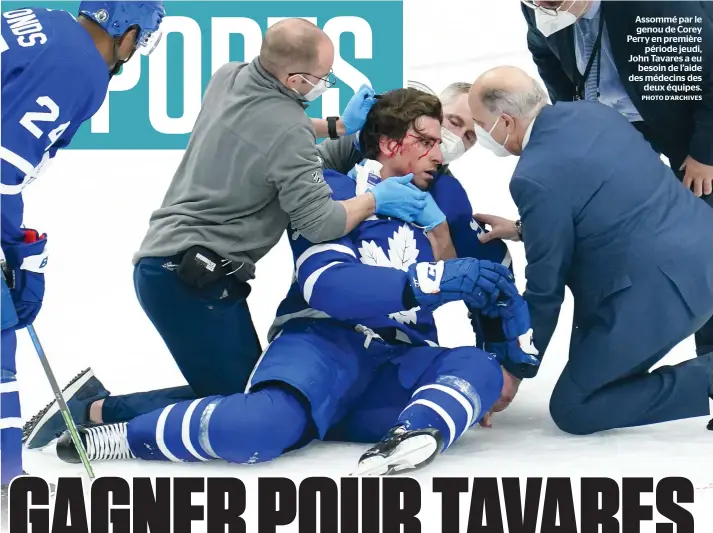  ?? PHOTO D’ARCHIVES ?? Assommé par le genou de Corey Perry en première
période jeudi, John Tavares a eu
besoin de l’aide des médecins des
deux équipes.