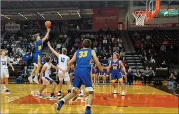  ?? Staff photo/Corey Maxwell ?? MArIon LoCAl’s BrADy RonnEBAum sHoots A JumpEr nEAr tHE FrEE tHrow lInE lAst wEEk In tHE FlyErs EGIonAl sEmIfinAl GAmE AGAInst AntwErp.