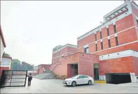  ?? SANCHIT KHANNA/HT PHOTO ?? The Bharatiya Janata Party (BJP) headquarte­rs in New Delhi wears a deserted look on Tuesday.