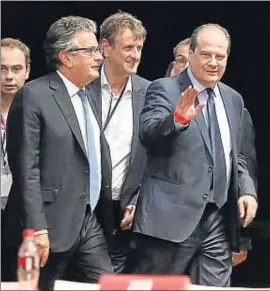  ?? REGIS DUVIGNAU / REUTERS ?? El líder del PS, Jean-Christophe Cambadélis (derecha) ayer en Poitiers