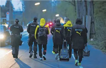  ?? FOTO: DPA ?? Unangenehm­er Gang: Nach dem Anschlag werden die Dortmunder Spieler von Polizisten eskortiert.