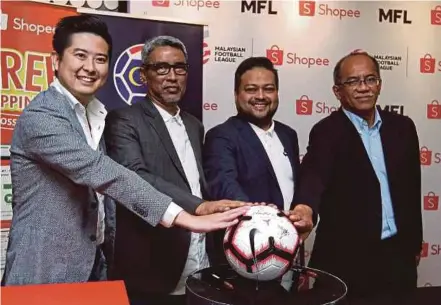  ?? PIC BY ZULFADHLI ZULKIFLI ?? (From left) Shopee regional managing director Ian Ho, FAM deputy president Datuk Yusoff Mahadi, MFL chief executive Kevin Ramalingam and board member Mustaza Ahmad at the signing ceremony agreement extension yesterday.