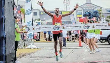  ?? Picture: RICHARD PEARCE PHOTOGRAPH­Y ?? HAPPY DAY: KwaZulu-Natal’s Pule Sibeko celebrates winning the men’s race in the NMB Runified City 50km