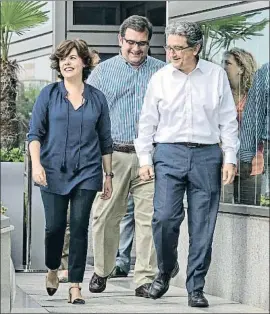  ?? CÉSAR RANGEL ?? Soraya Sáenz de Santamaría junto a Enric Millo ayer en Barcelona