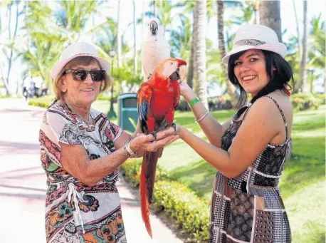  ?? FOTOS: GENTILEZA ALICIA BAYÓN ?? Alicia Bayón junto a su nieta Camila, con quien realizó un crucero por el Caribe. Un paseo que jamás olvidarán.