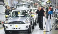  ?? FOTO: DPA ?? Produktion von Mini-Fahrzeugen im englischen Oxford: Vor allem wegen der ungeklärte­n Brexitfrag­e sorgt sich die Wirtschaft.