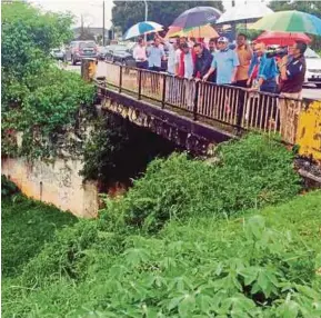  ?? [FOTO NURUL AMANINA SUHAINI/BH] ?? Hasni mengadakan lawatan ke jambatan Jalan Dewata Larkin, Johor Bahru, semalam.