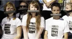  ?? RyAN remIOrz / The cANAdIAN PreSS ?? Protesters wear foam “pipelines” as they demonstrat­e
at the Line 9 National Energy Board hearings.