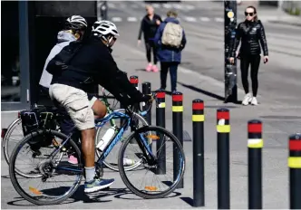  ?? FOTO: VESA MOILANEN/ LEHTIKUVA ?? Enligt polisen är det särskilt i närheten av köpcentra och tåg-, buss- och metrostati­oner som folk blir av med sina cyklar. Arkivbild.