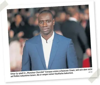  ?? AFP ?? sich aber nicht schwarzen Clown, will Chocolat“Europas ersten Omar Sy spielt in „Monsieur bekommt. die er wegen seiner Hautfarbe auf Rollen reduzieren lassen,