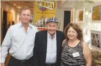  ?? (Itzik Biran) ?? MURRAY GREENFIELD, flanked by his son Ilan Greenfield and his daughter, Meira Partem-Greenfield.