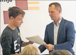  ??  ?? Ugovor o stipendira­nju potpisao je župan Andrović s devet učenika prvih razreda, a župan vjeruje da će ih ubuduće biti i više