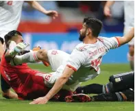  ?? FRANCISCO SECO/AP PHOTO ?? AWAL BENCANA: Sergio Romero (kiri) bertubruka­n dengan Diego Costa. Tubrukan itu mengakibat­kan cedera lutut.