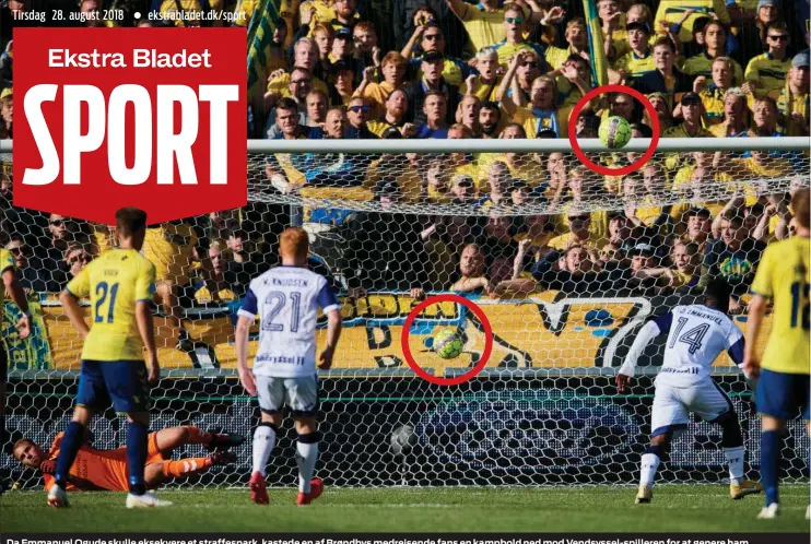  ??  ?? Da Emmanuel Ogude skulle eksekvere et straffespa­rk, kastede en af Brøndbys medrejsend­e fans en kampbold ned mod Vendsyssel-spilleren for at genere ham.