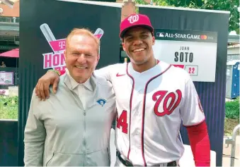  ?? DIONISIO SOLDEVILA ?? ↑ Scott Boras junto a su principal cliente del momento, Juan Soto.