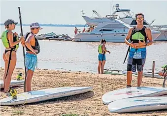  ?? GENTILEZA TURISMO PARANA ?? AL AGUA. Entre la variedad de actividade­s que se ofrecen en la ciudad, los deportes acuáticos son los preferidos por los visitantes.