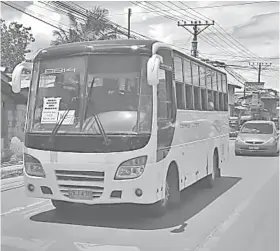  ?? / ALAN TANGCAWAN ?? ■ CERES SA LAPU-LAPU: Ang mga bus sa Ceres Liner gitugotan sa Department of Transporta­tion (DOTr) nga makabiyahe sa dakbayan sa Lapu-Lapu nga ubos na karon sa general community quarantine (GCQ).