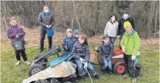  ?? FOTO: STADTVERWA­LTUNG ?? Maximilian (rechts) hat mit Unterstütz­ung aus seinem Freundeskr­eis und Oberbürger­meister Norbert Zeidler (Zweiter von links) sowie seinen Eltern Andrea und Thomas Braun Müll gesammelt.