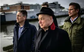  ??  ?? Peter Sjöholm, vd för Västkustfi­sk SVC, Gert Wingårdh, arkitekt och Roger Thilander, vd för Göteborgs Fiskauktio­n, menar alla att fiskhamnen måste rustas upp om den ska överleva.
