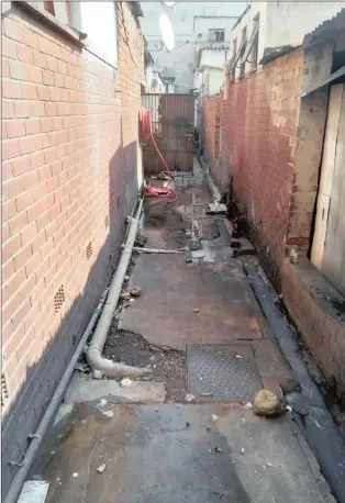  ?? PICTURES: TWITTER ?? UNHYGIENIC: The filthy alleys at a UKZN residence are among the issues bothering students.