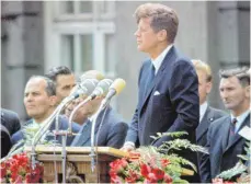  ?? FOTO: DPA ?? „Isch bin ein Berliner“: John F. Kennedy am 26. Juni 1963 während seiner legendären Rede vor dem Schöneberg­er Rathaus in Berlin.