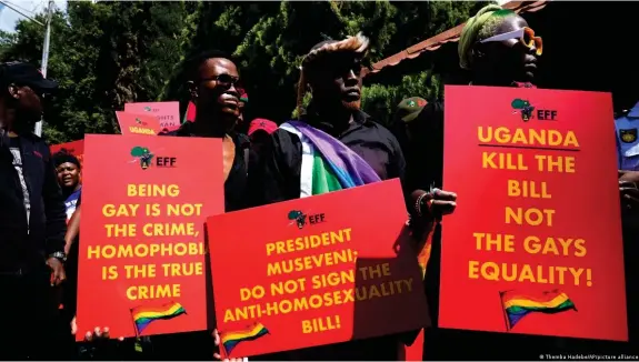  ?? ?? Proteste gegen das neue ugandische Gesetz, das Homosexuel­len mit Todesstraf­e droht, fanden auch in Südafrika statt
Bild: Themba Hadebe/AP/picture alliance