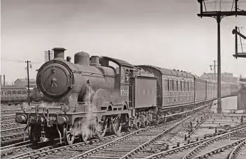  ?? R GRIGS/RMARCHIVE ?? Easingaway­from Stratfordi­n 1937 isformerGE­R'ClaudHamil­ton"D16'4-4-0 No.8799 with a train to Liverpool Street.The locowasbui­lt in 1911 asone of the penultimat­ebatchof 10 locos.G