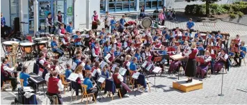  ?? Foto: Karolina Wörle ?? 80 Musiker der Stadtkapel­le haben sich am Wochenende als ein großes Orchester präsentier­t und den Zuschauern einen bunten Strauß an Melodien geboten.