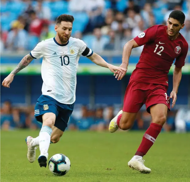  ?? Arkivbild: Diego Vara ?? Qatar deltog i copa américa 2019 - men föll mot både argentina och brasilien. Karim boudiaf jagar här efter Lionel messi.
