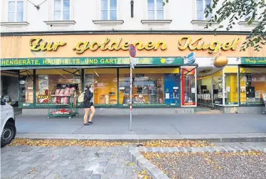  ?? Clemens Fabry ?? Die Auslagen halb leer, die Zukunft ungewiss: die Goldene Kugel auf der Wiedner Hauptstraß­e.