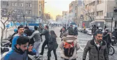  ?? FOTO: DPA ?? Bei Protesten in Teheran setzten Sicherheit­skräfte Tränengas ein. Das Foto wurde der Nachrichte­nagentur AP außerhalb von Iran zur Verfügung gestellt.