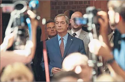  ?? SEAN DEMPSEY / EFE ?? Nigel Farage, rodeado de cámaras, ayer poco antes de anunciar su dimisión