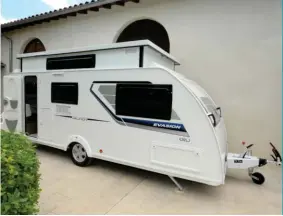  ??  ?? Une forme très aérodynami­que et une conception de carrosseri­e qui favorise la longueur intérieure : le coffre à gaz est reporté sur un côté. Malgré ses formes fluides, cette Silver n’est pas légère : plus de 1 000 kg à vide !