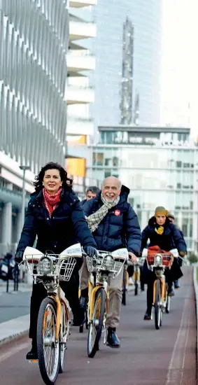  ??  ?? A Milano Laura Boldrini, 56 anni, pedala coi sostenitor­i in sella alle bici del bike sharing del Comune