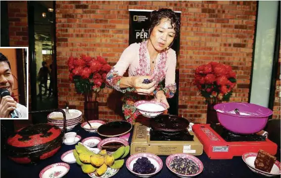  ??  ?? Chef Debbie Teoh demonstrat­ing her cooking skill at the launch of A Peranakan Heritage recently.