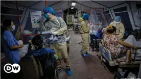  ??  ?? Medical personnel wearing protective clothing work to treat patients in the Philippine­s