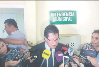  ??  ?? El contralor Enrique García llegó ayer a la Municipali­dad de Ciudad del Este.