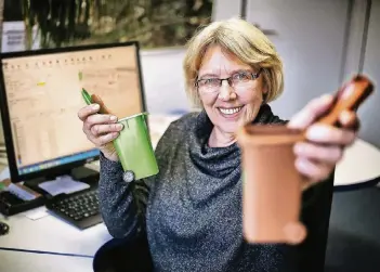  ??  ?? Abfallbera­tung? „Das war für mich damals wie ein Sechser im Lotto!“Helga Willmes-Sternberg arbeitet seit mehr als 25 Jahren als Abfallbera­terin der Stadt Erkrath.