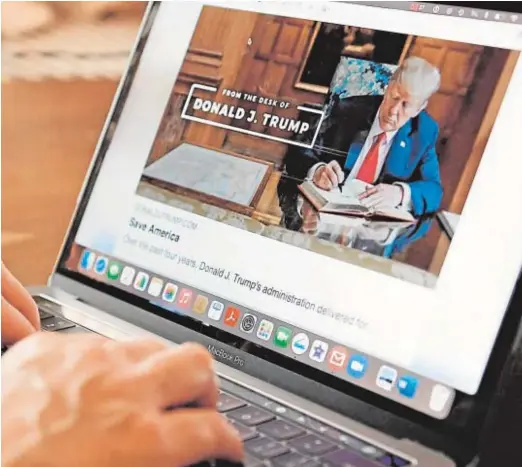  ?? AFP ?? Una mujer teclea en la nueva plataforma digital de Trump, «Directo desde el despacho»