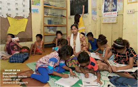  ?? SUBIR HALDER ?? VALUE OF AN EDUCATION
Baby Haldar teaches children of sex workers in Sonagachi