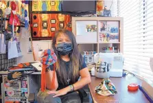  ??  ?? Penny Singer is making Southweste­rn masks in her Albuquerqu­e home studio.