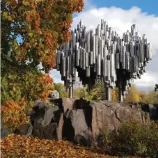  ?? FOTO: INGMAR HOKKANEN ?? ■ Sibeliusmo­numentet i Helsingfor­s omgivet av färgrika lönnlöv, som med sin söta doft ytterligar­e förhöjer synintryck­et.