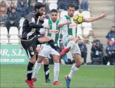  ??  ?? REFERENCIA. El Chori Domínguez fue el jugador más adelantado del Rayo en su visita a El Arcángel.