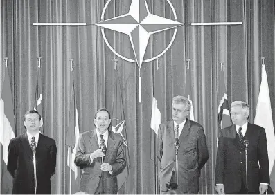  ?? FOTO ČTK/AP ?? U příležitos­ti vstupu do NATO přijal před 25 lety v bruselské centrále Aliance její generální tajemník Javier Solana (druhý zleva) premiéry (zleva) Maďarska, Česka a Polska Viktora Orbána, Miloše Zemana a Jerzyho Buzeka