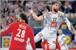  ??  ?? POTENCIA. Luka Karabatic intenta un lanzamient­o.