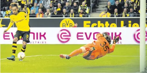  ?? Foto: Odd Andersen/afp ?? Hitz chancenlos: Nach 19 Minuten schoss Pierre-Emerick Aubameyang (links) das erste von seinen drei Toren für Dortmund gegen die Augsburger.