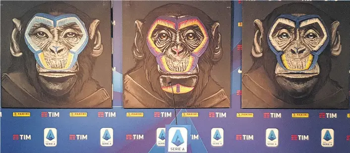  ??  ?? Affenportr­äts im Ligabüro in Mailand. „Wieso nicht betonen, dass wir letztlich alle Affen sind?“Doch der Schuss des Künstlers Simone Fugazzotto ist nach hinten losgegange­n.