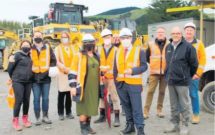  ?? ?? Te Ahu a Turanga staff with Minister of Transport Michael Wood, Tararua Mayor Tracey Collis, Wairarapa MP Kieran McAnulty and TDC councillor Peter Johns at the Zone 4 Compound on Hope Rd, Woodville (above), and below Wood and McAnulty by a D9 bulldozer.